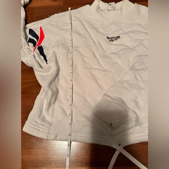 Reebok Cropped Sweater. Size M - Picture 4 of 7